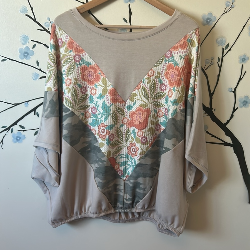 Cato VGUC oversized Floral and Camo Patterned Top. Wide arms